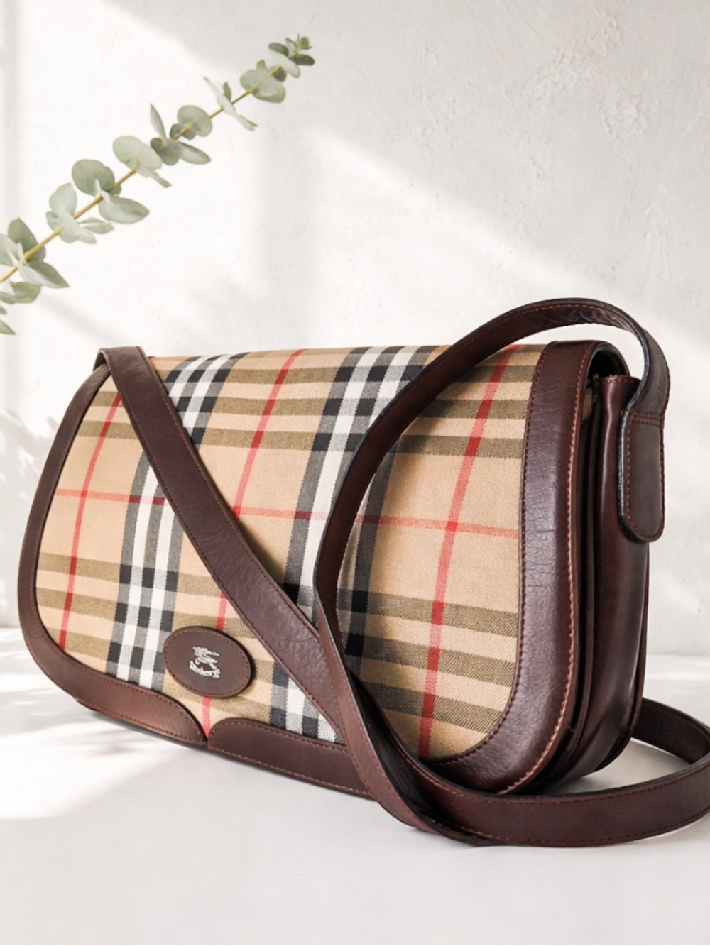 AUTHENTIC/VINTAGE BURBERRY NOVA CHECK LEATHER HANDBAG/SHOULDER BAG.